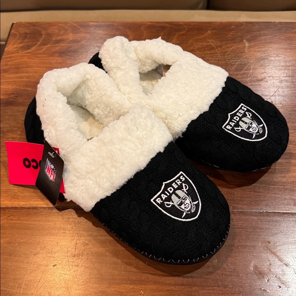 NWT NFL Raiders Cozy Slippers Women’s 9-10 Official Merchandise Football FAN NEW